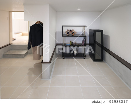 住宅の半地下収納スペースにワインセラー 91988017