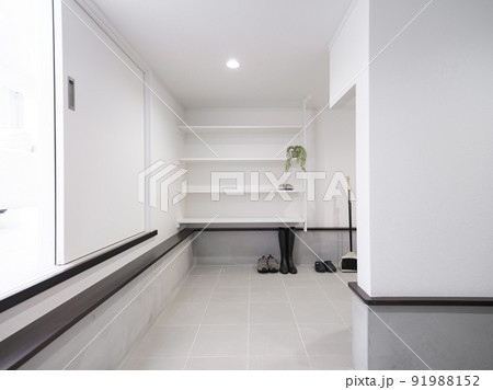 新築住宅の半地下収納 91988152