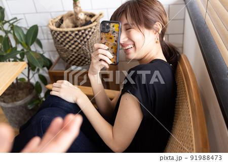スマホで撮影する可愛い女性 スマホで撮影する可愛い女性 91988473
