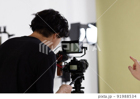 スタジオで撮影するカメラマン 91988534
