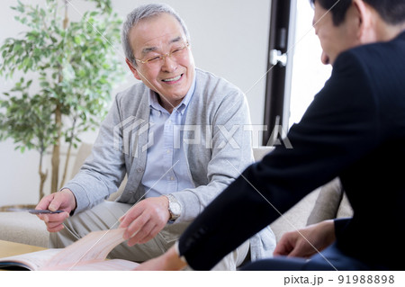 終活 エンディングノートに記入するシニア男性 終活 エンディングノートに記入するシニア男性 91988898