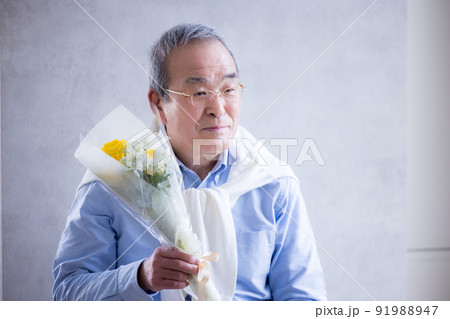 花束を持っているシニア男性のポートレート 花束を持っているシニア男性のポートレート 91988947