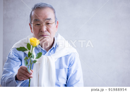 花束を持っているシニア男性のポートレート 花束を持っているシニア男性のポートレート 91988954