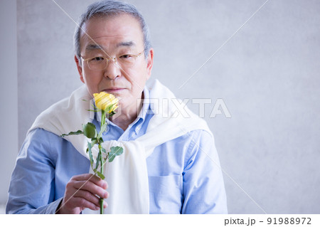 花を持っているシニア男性のポートレート 91988972