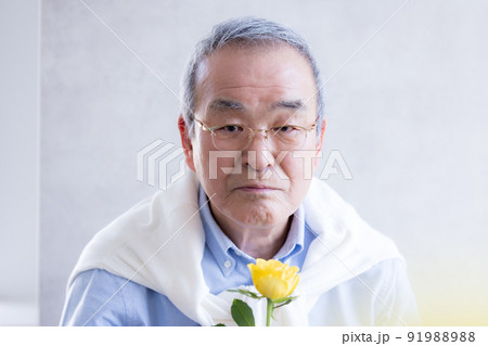 花を持っているシニア男性のポートレート 花を持っているシニア男性のポートレート 91988988