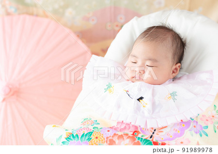 お宮参り　記念撮影　疲れて眠る赤ちゃん 91989978