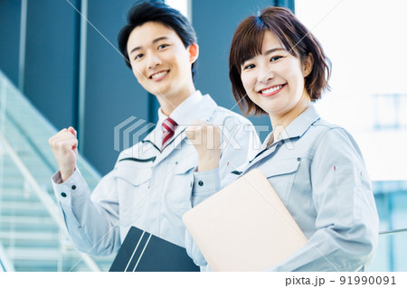 作業服を着たビジネスマン　撮影協力「LINK FOREST」 91990091