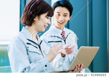 打ち合わせをする作業着のビジネスマン 撮影協力「LINK FOREST」 打ち合わせをする作業着のビジネスマン 撮影協力「LINK FOREST」 91990093