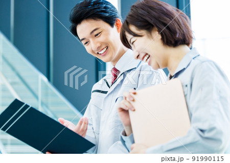 作業服を着たビジネスマン　撮影協力「LINK FOREST」 91990115