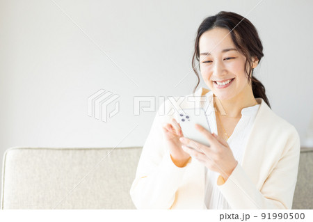 リビングでくつろぐ女性 91990500