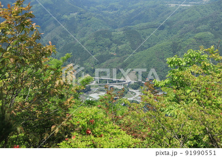 八ッ場ダム下流の吾妻川右岸に聳える芦鞍山　途中から見える松谷地区方面と国道　2022年5月19日 91990551