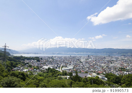 夏の諏訪湖と町並み　 91990573