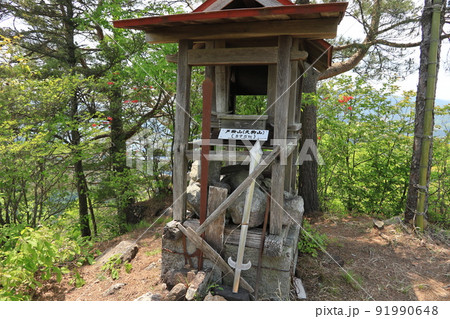 八ッ場ダム下流の吾妻川右岸に聳える芦鞍山　山頂の祠　2022年5月19日 91990648