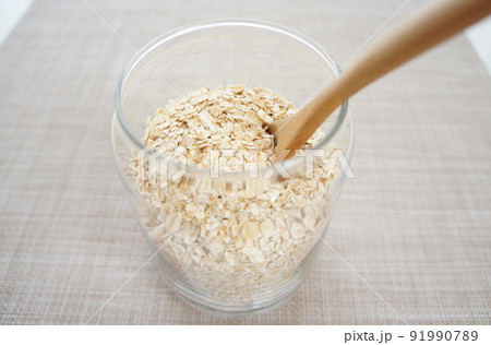 瓶に入った薄いフレーク状のオートミール【インスタントオーツ】_06 91990789