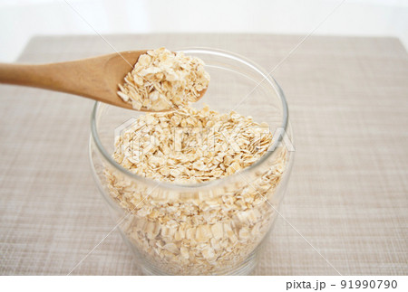 瓶に入った薄いフレーク状のオートミール【インスタントオーツ】_07 91990790
