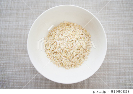 白い器に盛られた、薄いフレーク状のオートミール【インスタントオーツ】_03 91990833