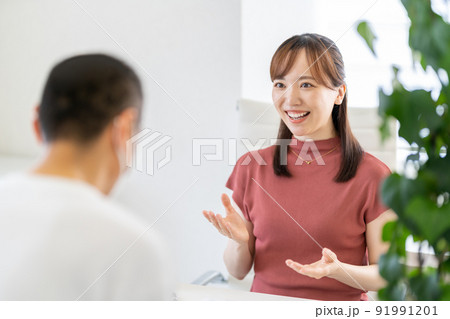 営業　相談　契約　説明　販売　運用　相続　投資　接客　来客　打合せ　スモーキーピンク 91991201