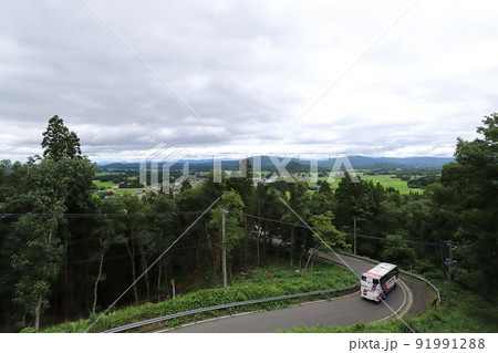 岩手　花巻　坂道を下る観光バス 91991288