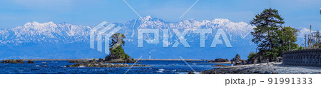 雨晴海岸と立山連峰。富山県高岡市 91991333