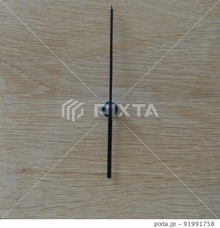 6時を示した無垢材の掛け時計 6時を示した無垢材の掛け時計 91991758