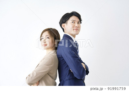 背中合わせで腕組みするビジネスウーマンとビジネスマン 白背景 背中合わせで腕組みするビジネスウーマンとビジネスマン 白背景 91991759