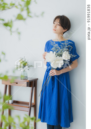 青いワンピースの女性 青いワンピースの女性 91991836