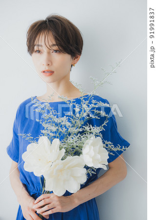 青いワンピースの女性 青いワンピースの女性 91991837