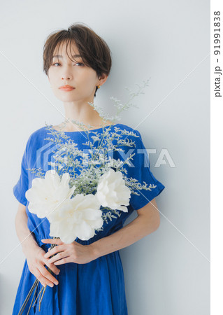 青いワンピースの女性 青いワンピースの女性 91991838
