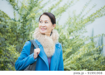 おしゃれをする60代女性 冬 おしゃれをする60代女性 冬 91991908
