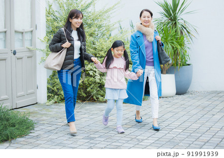 おしゃれをする60代女性　冬 91991939