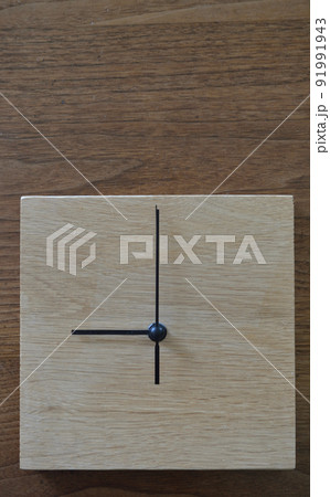 9時を示している、シンプルな木製の掛け時計 91991943