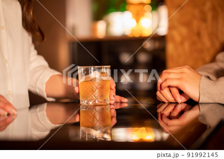 バーカウンターで話す女性　BAR	 91992145