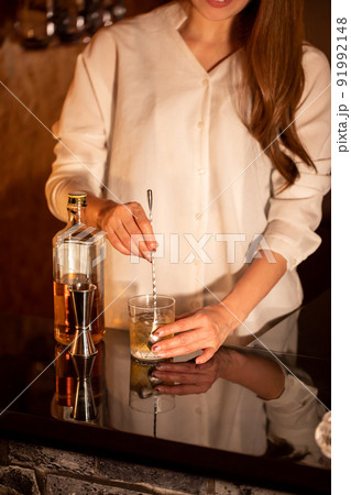 お酒をつくるスナックのママ　BAR	 91992148