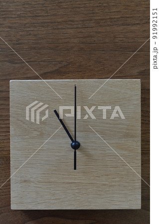 11時を示すシンプルな木製掛け時計 11時を示すシンプルな木製掛け時計 91992151