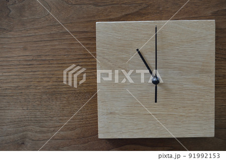 11時を示すシンプルな木製掛け時計 11時を示すシンプルな木製掛け時計 91992153