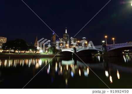 オーストラリア、メルボルンのプリンセスビレッジとヤラ川沿いの街並みの夜景 91992450