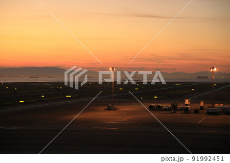 夕暮れ時に到着する旅客機 夕暮れ時に到着する旅客機 91992451