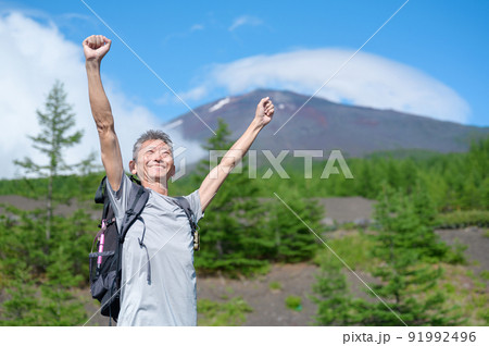 シニア男性　登山　万歳 91992496