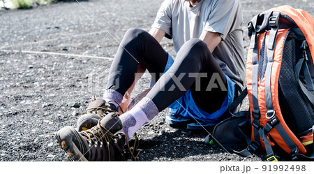 登山靴の靴紐を閉める男性　トレッキングシューズ 91992498