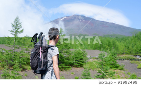 富士山を見つめる男性　富士登山　トレッキング 91992499