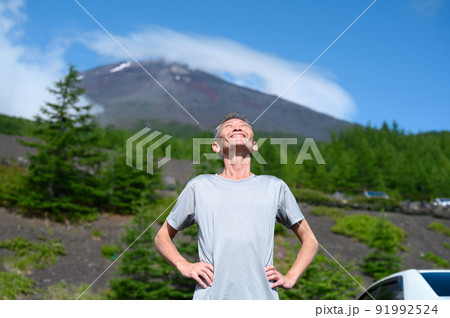 富士山背景に深呼吸する男性 富士山背景に深呼吸する男性 91992524