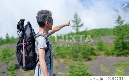 シニア男性　登山　指差し 91992534