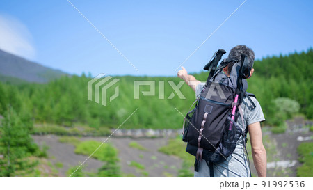 シニア男性　登山　指差し 91992536
