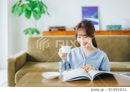 雑誌を読む女性 雑誌を読む女性 91992631