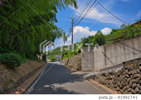 夏の町中の景観 91992741