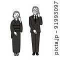涙を拭く喪服のシニア男女 91993097