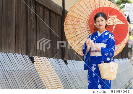 京都の街を歩く着物の女性 91997041