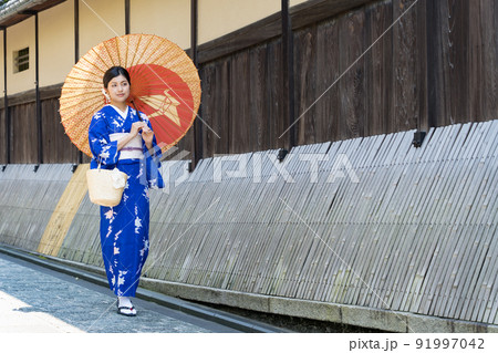 京都の街を歩く着物の女性 91997042