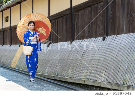 京都の街を歩く着物の女性 91997048