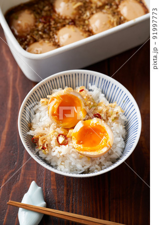 ご飯の上に乗せた麻薬たまご 91997773